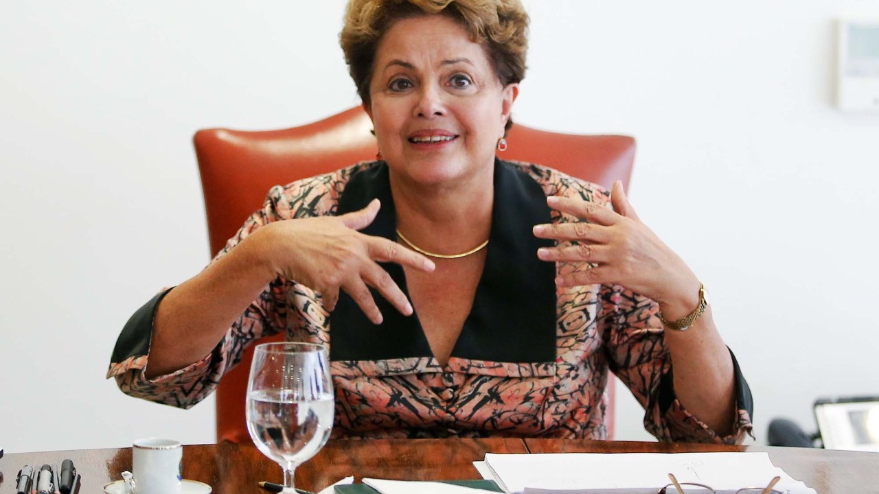 A presidente Dilma Rousseff durante entrevista para os jornais Folha de S.Paulo, O Estado de São Paulo, O Globo e Valor Econômico, no gabinete no Palácio do Planalto, em Brasília, nesta quinta-feira (06)