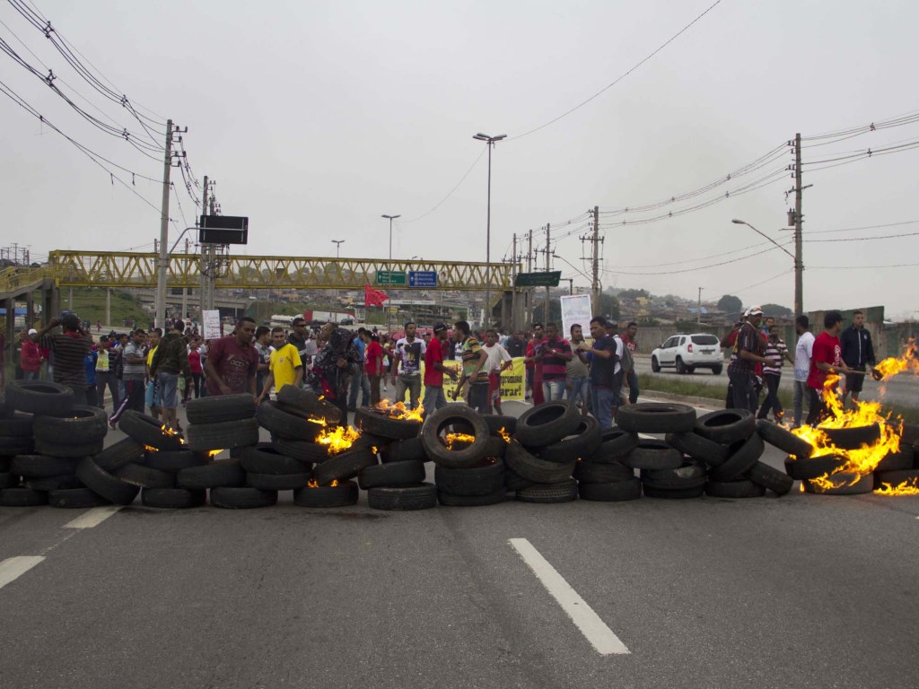 Integrantes do Movimento dos Trabalhadores Sem Terra (MTST) protestam na avenida Jacu Pêssego, na zona leste da capital paulista, na tarde desta quinta-feira (06). Eles pedem moradia na região de Cidade Tiradentes, no extremo leste da cidade
