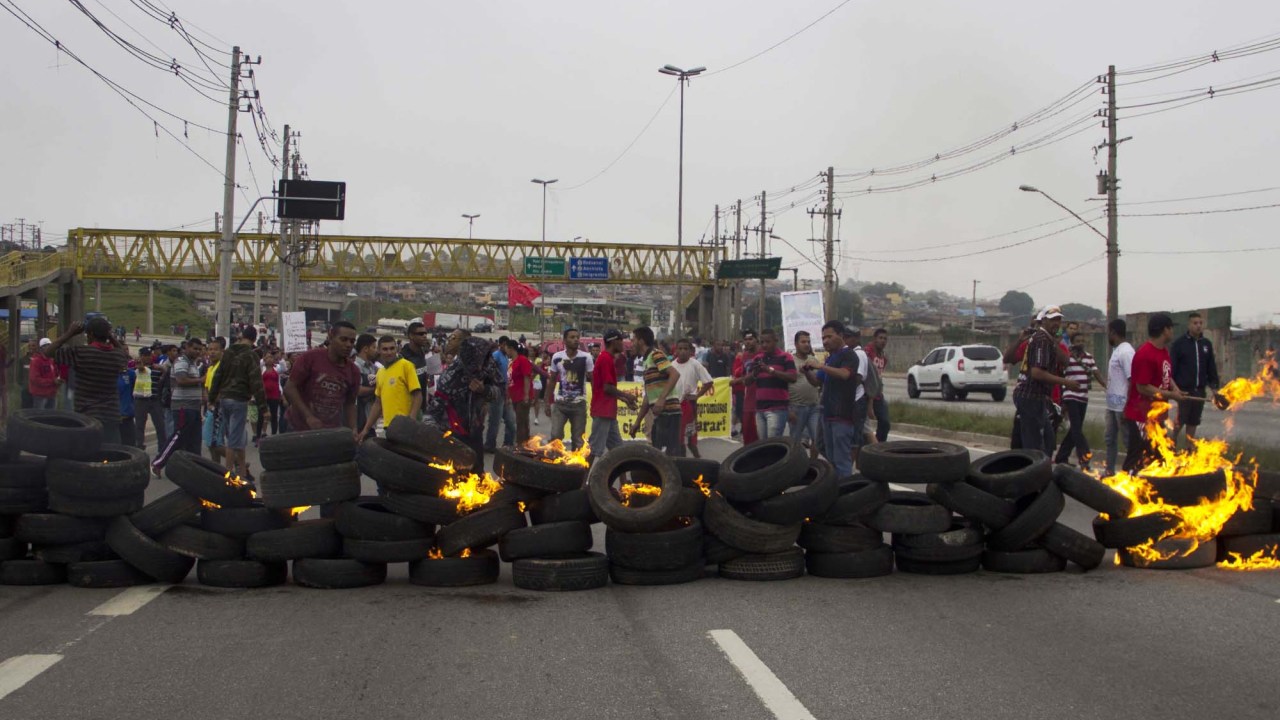 Integrantes do Movimento dos Trabalhadores Sem Terra (MTST) protestam na avenida Jacu Pêssego, na zona leste da capital paulista, na tarde desta quinta-feira (06). Eles pedem moradia na região de Cidade Tiradentes, no extremo leste da cidade