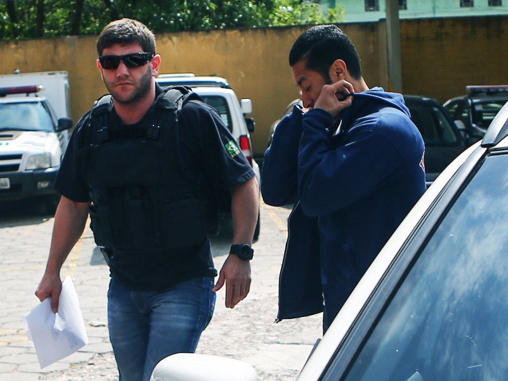 Acompanhado da Polícia Federal, Fernando Baiano chega ao Instituto Médico Legal (IML) de Curitiba (PR)