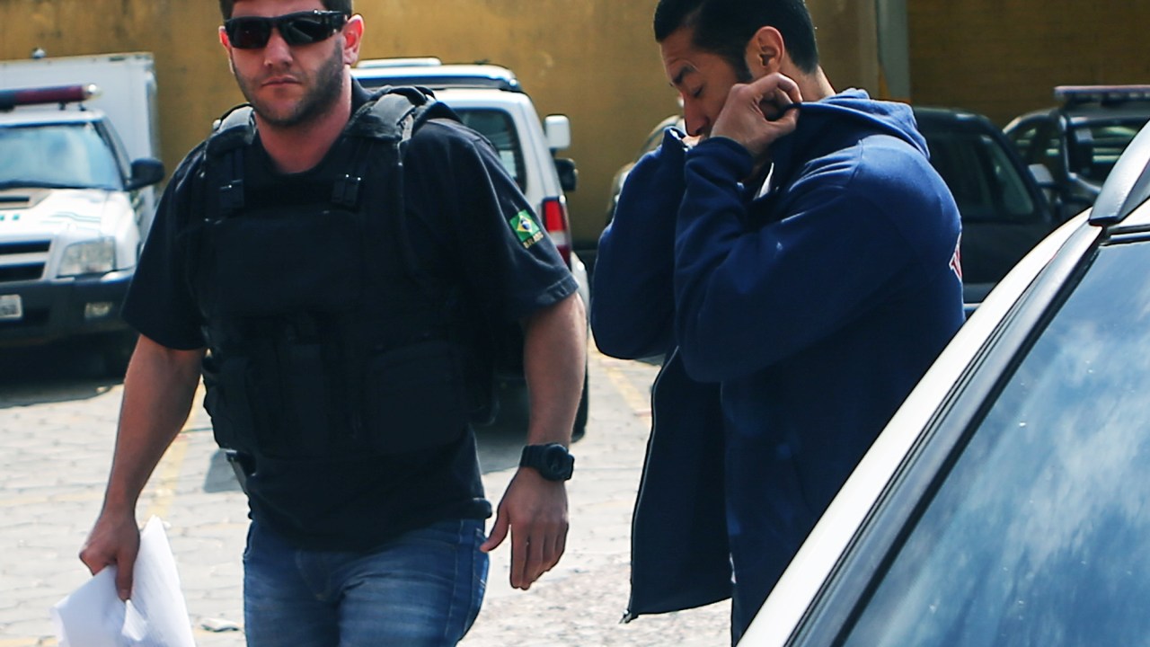 Acompanhado da Polícia Federal, Fernando Baiano chega ao Instituto Médico Legal (IML) de Curitiba (PR)
