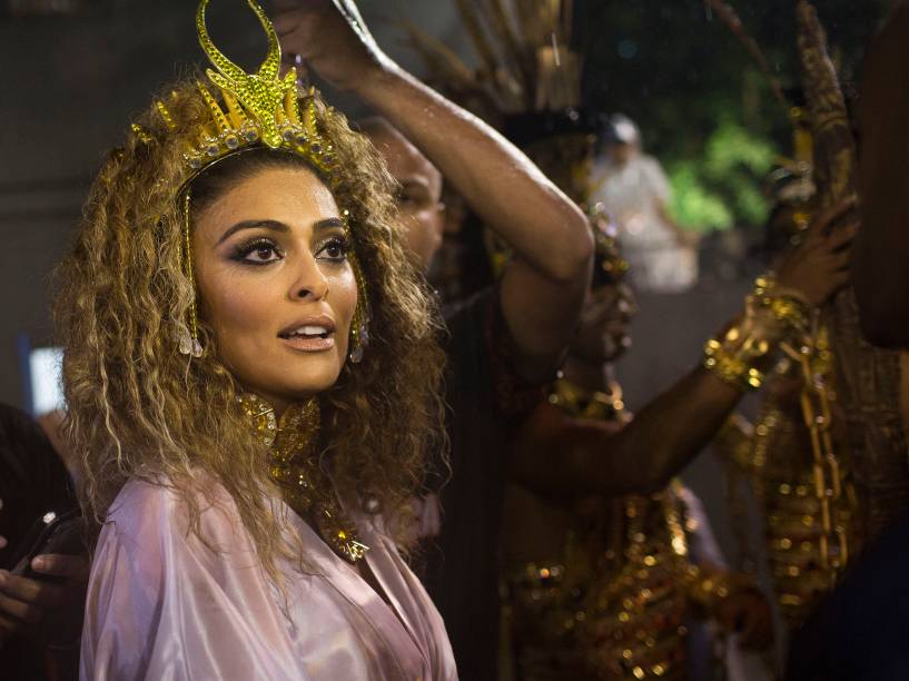 Juliana Paes pronta para desfilar pela Viradouro na Marquês de Sapucaí (RJ)