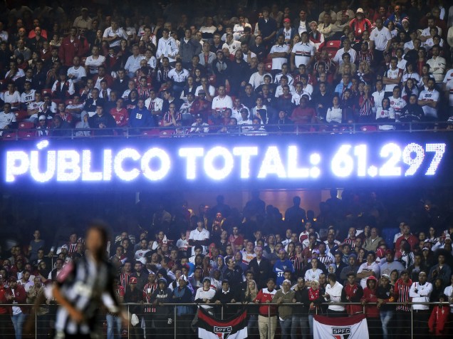 Acidente em um dos camarotes do estádio do morumbi na hora do gol do Michel Bastos durante jogo entre, São Paulo F. C. e Atlético MG, jogo realizado no estádio do morumbi em São Paulo, 1º jogo válido pelas quartas de final da Copa Libertadores da América 2016.