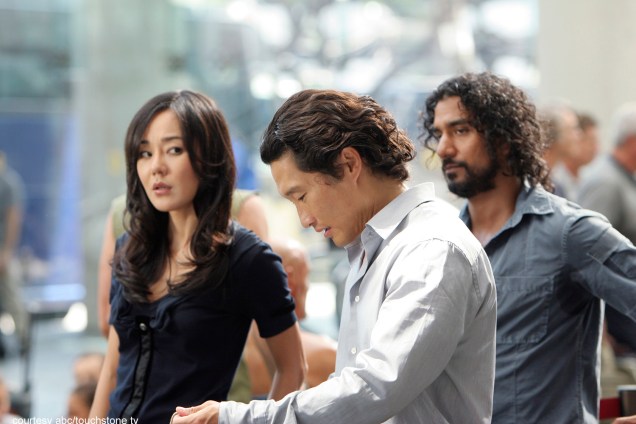 Jin (Daniel Dae Kim), Sun (Yunjin Kim) e Sayid (Naveen Andrews) em Lost
