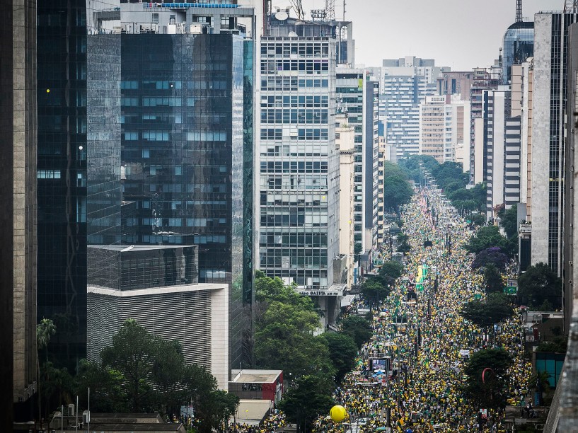 Milhares de pessoas participam da manifestação realizada na Avenida Paulista, em São Paulo, contra o Governo Dilma Rousseff, neste domingo (13), pedindo o impeachment da presidente petista e o fim da corrupção
