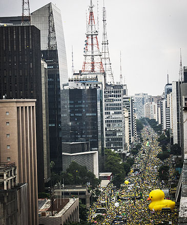 Milhares de pessoas participam da manifestação realizada na Avenida Paulista, em São Paulo, contra o Governo Dilma Rousseff, neste domingo (13), pedindo o impeachment da presidente petista e o fim da corrupção