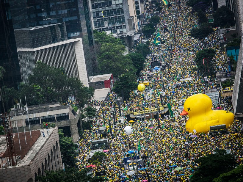 Milhares de pessoas participam da manifestação realizada na Avenida Paulista, em São Paulo, contra o Governo Dilma Rousseff, neste domingo (13), pedindo o impeachment da presidente petista e o fim da corrupção