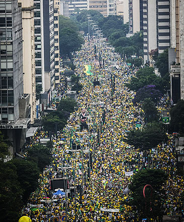 Milhares de pessoas participam da manifestação realizada na Avenida Paulista, em São Paulo, contra o Governo Dilma Rousseff, neste domingo (13), pedindo o impeachment da presidente petista e o fim da corrupção