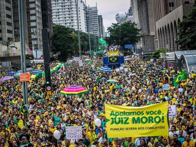 Milhares de pessoas participam da manifestação realizada na Avenida Paulista, em São Paulo, contra o Governo Dilma Rousseff, neste domingo (13), pedindo o impeachment da presidente petista e o fim da corrupção