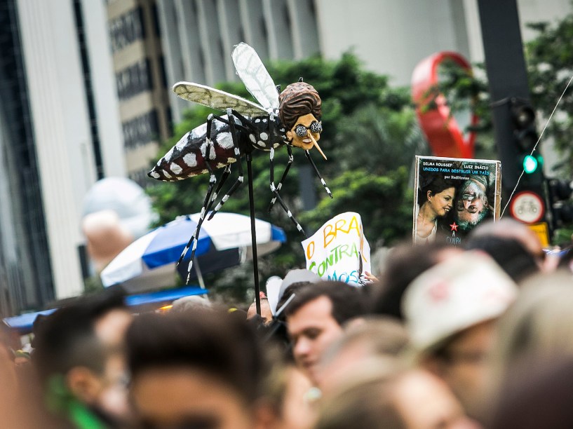Milhares de pessoas participam da manifestação realizada na Avenida Paulista, em São Paulo, contra o Governo Dilma Rousseff, neste domingo (13), pedindo o impeachment da presidente petista e o fim da corrupção