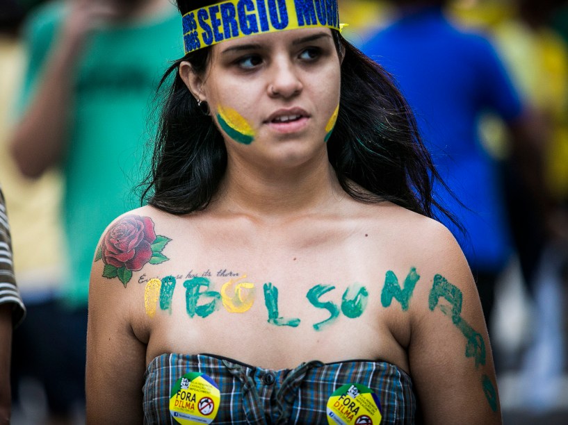 Milhares de pessoas participam da manifestação realizada na Avenida Paulista, em São Paulo, contra o Governo Dilma Rousseff, neste domingo (13), pedindo o impeachment da presidente petista e o fim da corrupção