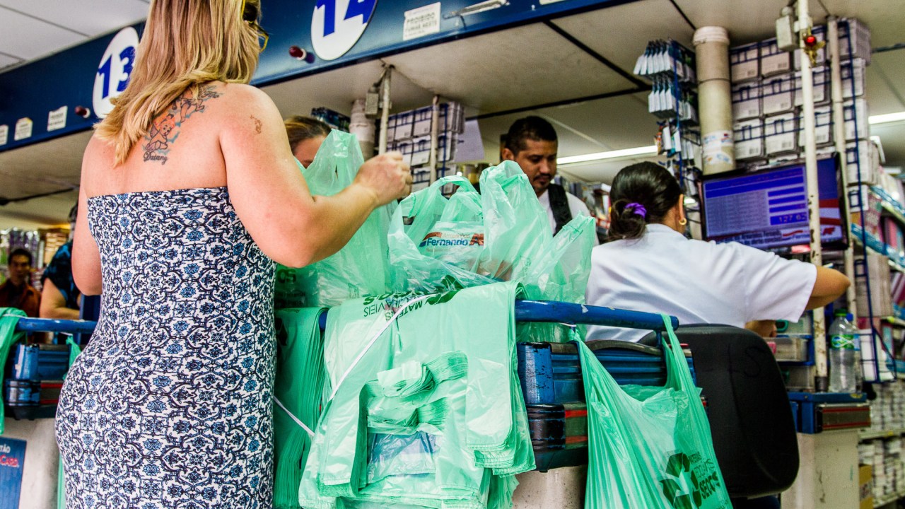 Está proibido distribuir as tradicionais sacolinhas de plástico brancas nos supermercados, elas devem ser substituídas pelas ecológicas