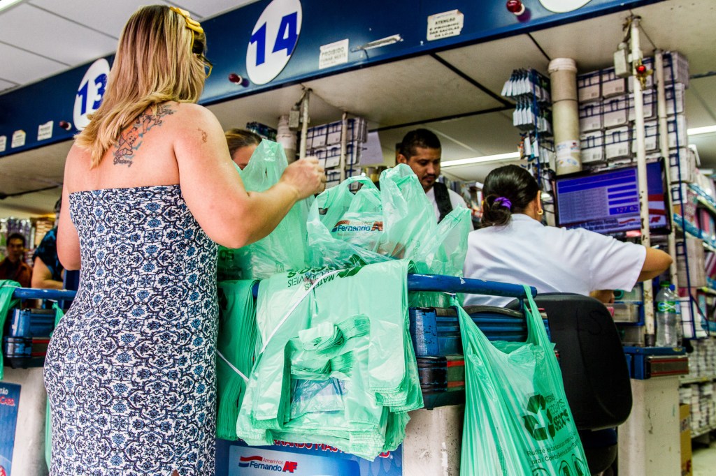Está proibido distribuir as tradicionais sacolinhas de plástico brancas nos supermercados, elas devem ser substituídas pelas ecológicas