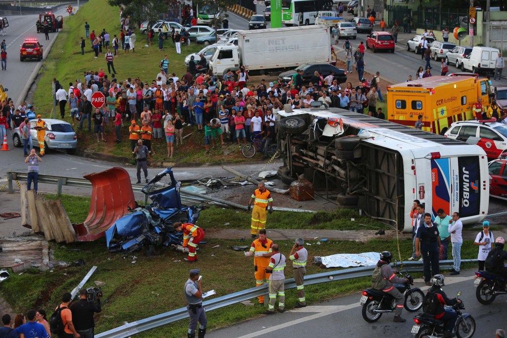 Ônibus e caminhão se envolvem em acidente na Rodovia Anhanguera, Zona Norte de São Paulo