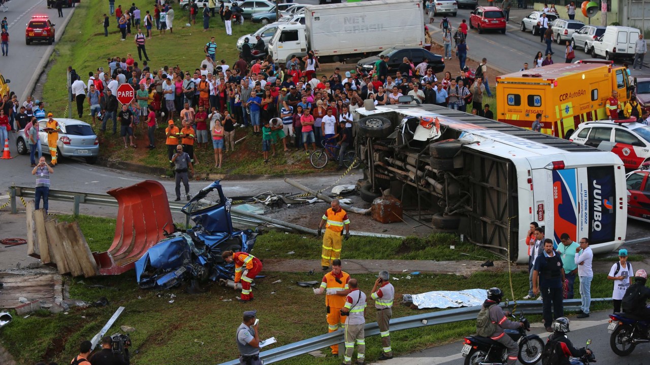 Ônibus e caminhão se envolvem em acidente na Rodovia Anhanguera, Zona Norte de São Paulo – 06/04/2015
