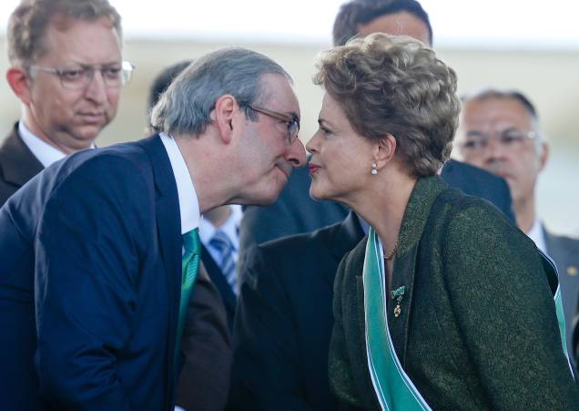 A presidente Dilma Rousseff e o presidente da Câmara, deputado Eduardo Cunha (PMDB-RJ), em cerimônia comemorativa do Dia do Exército e de Imposição da Comenda da Ordem do Mérito Militar, em quartel-general do Exército, em Brasília (DF) – 16/04/2015