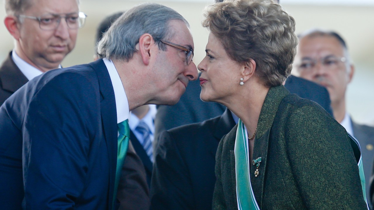 A presidente Dilma Rousseff e o presidente da Câmara, deputado Eduardo Cunha (PMDB-RJ), em cerimônia comemorativa do Dia do Exército e de Imposição da Comenda da Ordem do Mérito Militar, em quartel-general do Exército, em Brasília (DF) – 16/04/15