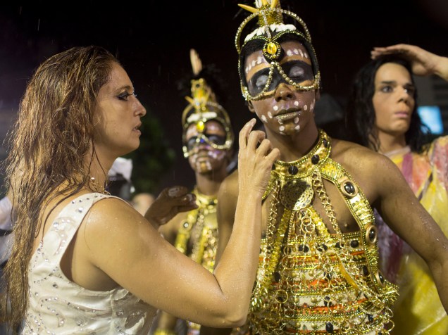 Integrantes da Viradouro fazem últimos ajustes antes do primeiro dia de desfiles do grupo especial na Marquês de Sapucaí (RJ)