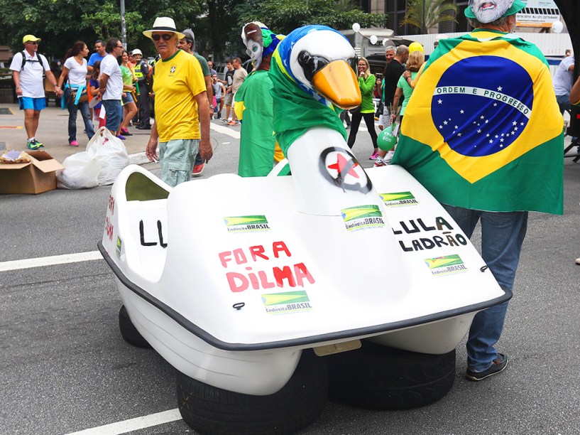 Protesto contra o governo de Dilma Rousseff, na Avenida Paulista, em São Paulo (SP), na tarde deste domingo (13)