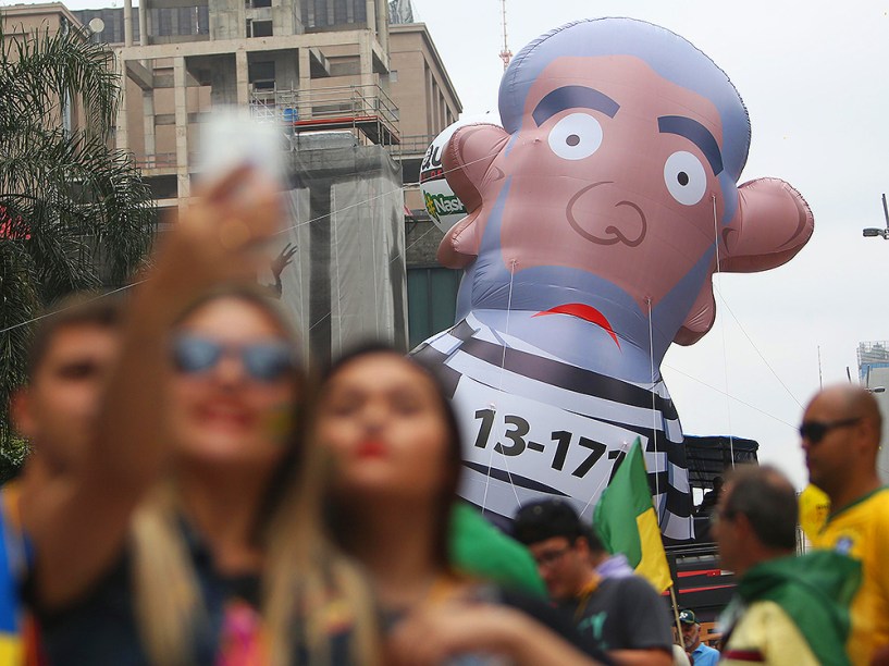 Protesto contra o governo de Dilma Rousseff, na Avenida Paulista, em São Paulo (SP), na tarde deste domingo (13)