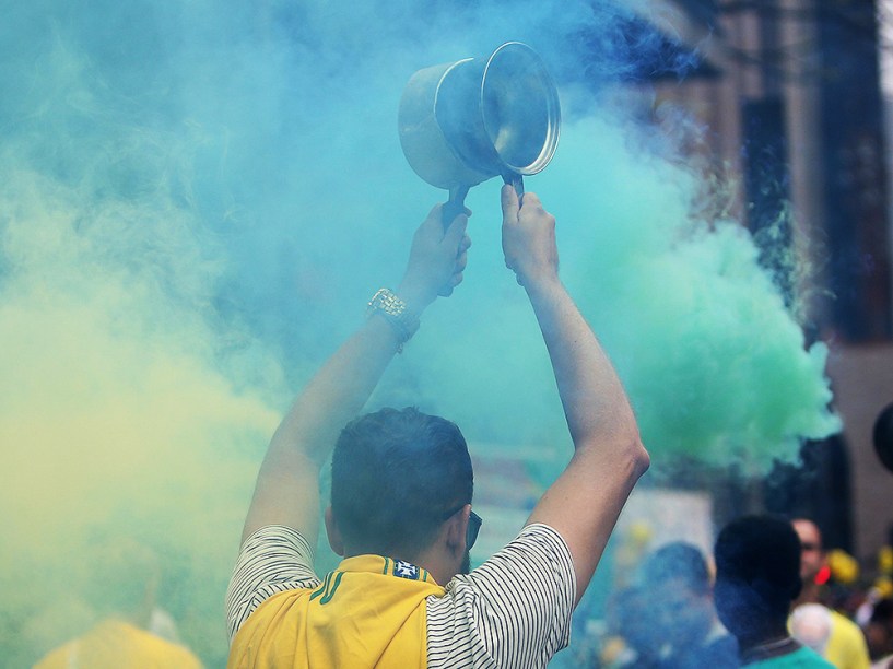 Protesto contra o governo de Dilma Rousseff, na Avenida Paulista, em São Paulo (SP), na tarde deste domingo (13)