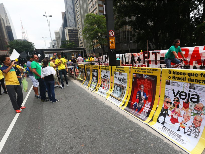 Protesto contra o governo de Dilma Rousseff, na Avenida Paulista, em São Paulo (SP), na tarde deste domingo (13)