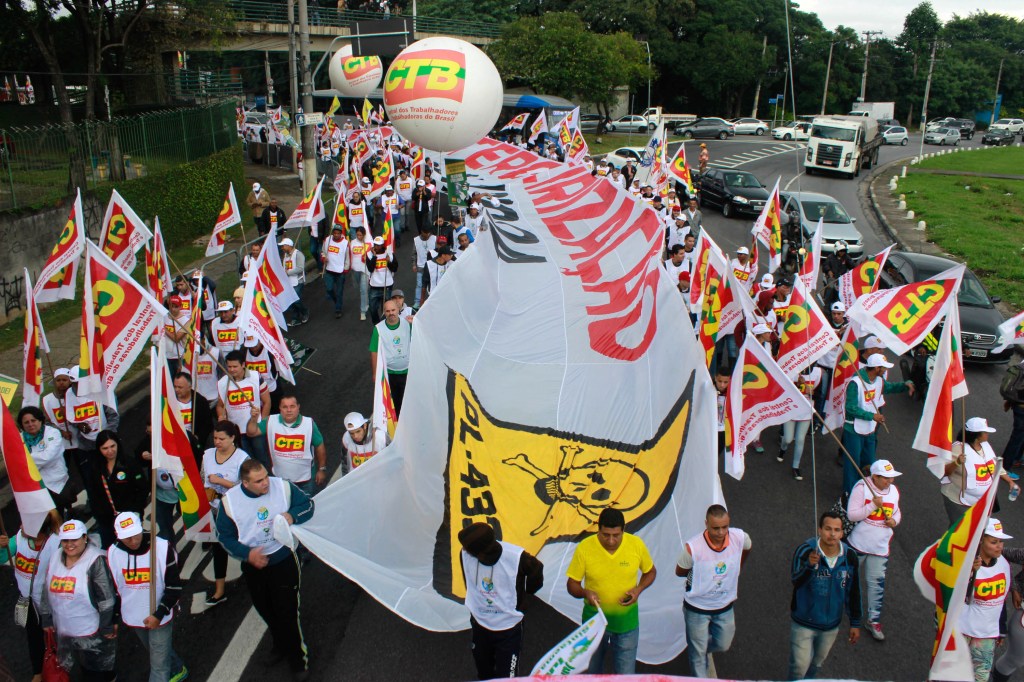 Trabalhadores ligados ao Sindicato dos Trabalhadores em Água, Esgoto e Meio Ambiente do estado de São Paulo (Sintaema) e à Central dos Trabalhadores e Trabalhadoras do Brasil (CTB) bloqueiam Ponte das Bandeiras, em São Paulo (SP), durante protesto na manhã desta sexta-feira (29), Dia Nacional de Manifestações e Paralisações organizado pelas centrais sindicais