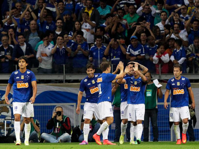 Jogadores do Cruzeiro comemoram gol de Everton Ribeiro em jogo contra o time do Vitória - 17/07/2014
