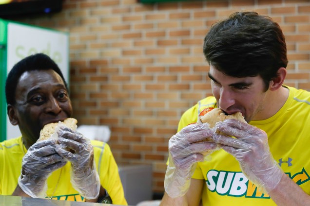 Pelé ao lado do maior medalhista olímpico, o nadador americano Michael Phelps, em gravação de um comercial da lanchonete Subway em dezembro de 2013 Pelé ao lado do maior medalhista olímpico, o nadador americano Michael Phelps, em gravação de um comercial da lanchonete Subway em dezembro de 2013