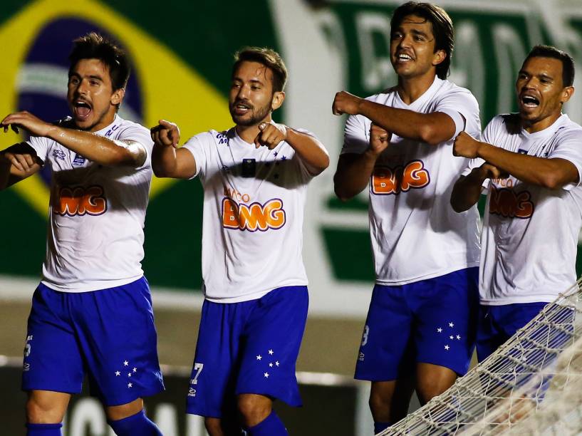 Marcelo Moreno comemora, com seus companheiros do Cruzeiro, gol contra o time do Goiás - 24/8/2014