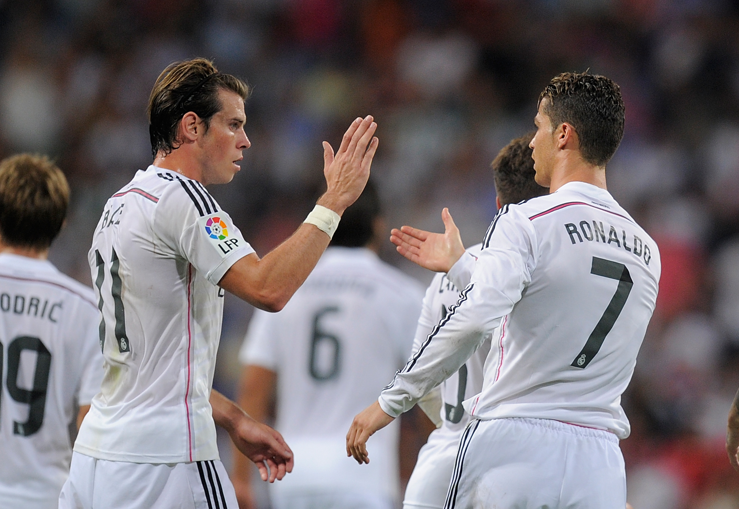 Bale cumprimenta Cristiano Ronaldo pelo golaço do português contra o Córdoba