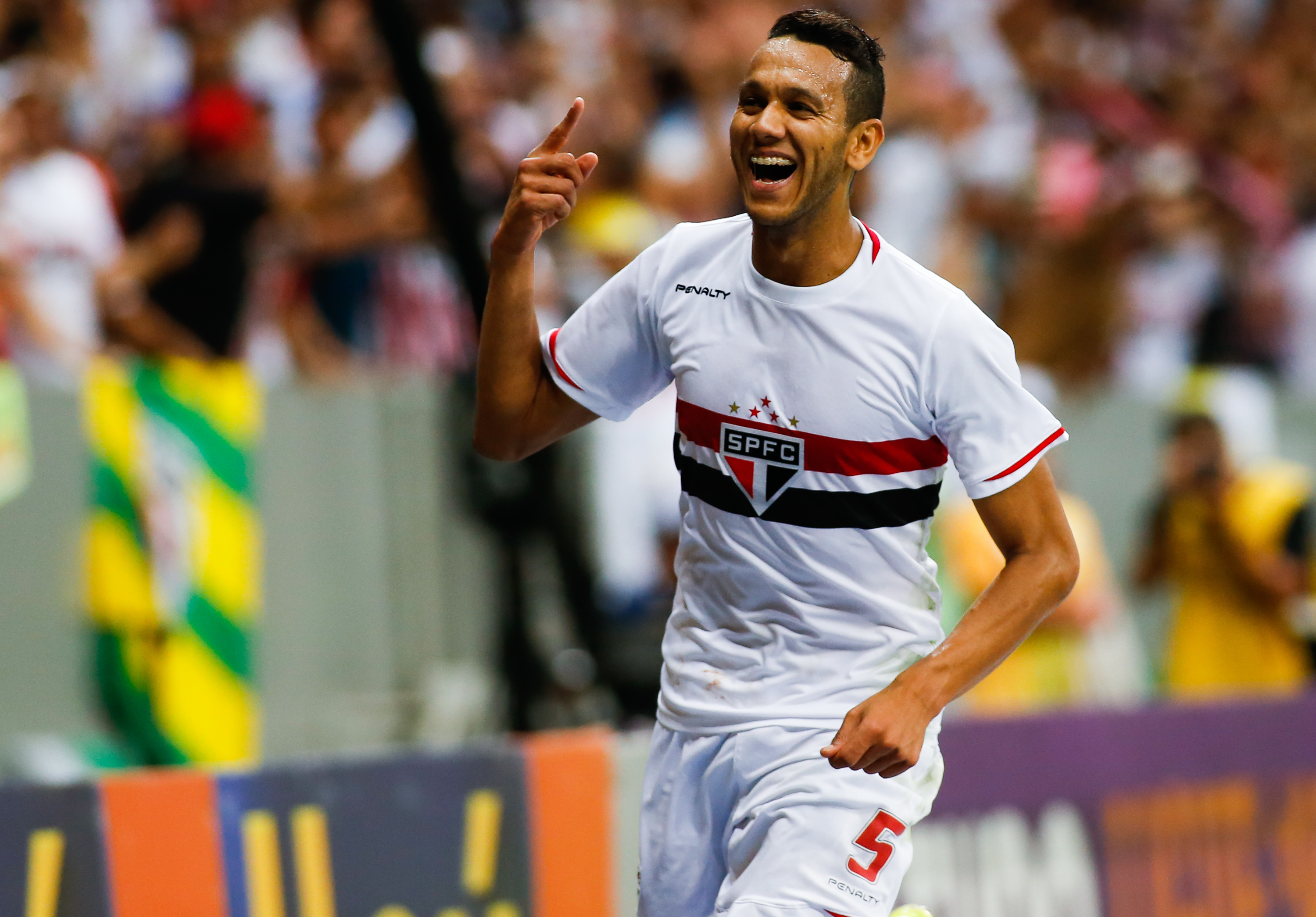 Volante Souza se firmou na equipe de Muricy Ramalho e ganhou sua primeira chance na seleção adulta