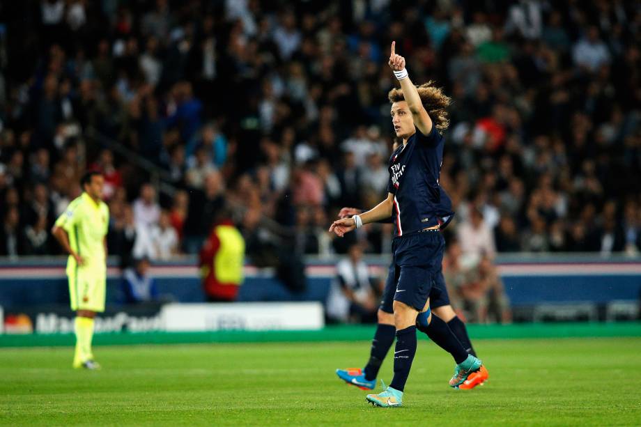 David Luiz marcou o primeiro gol da partida após cobrança de falta de Lucas