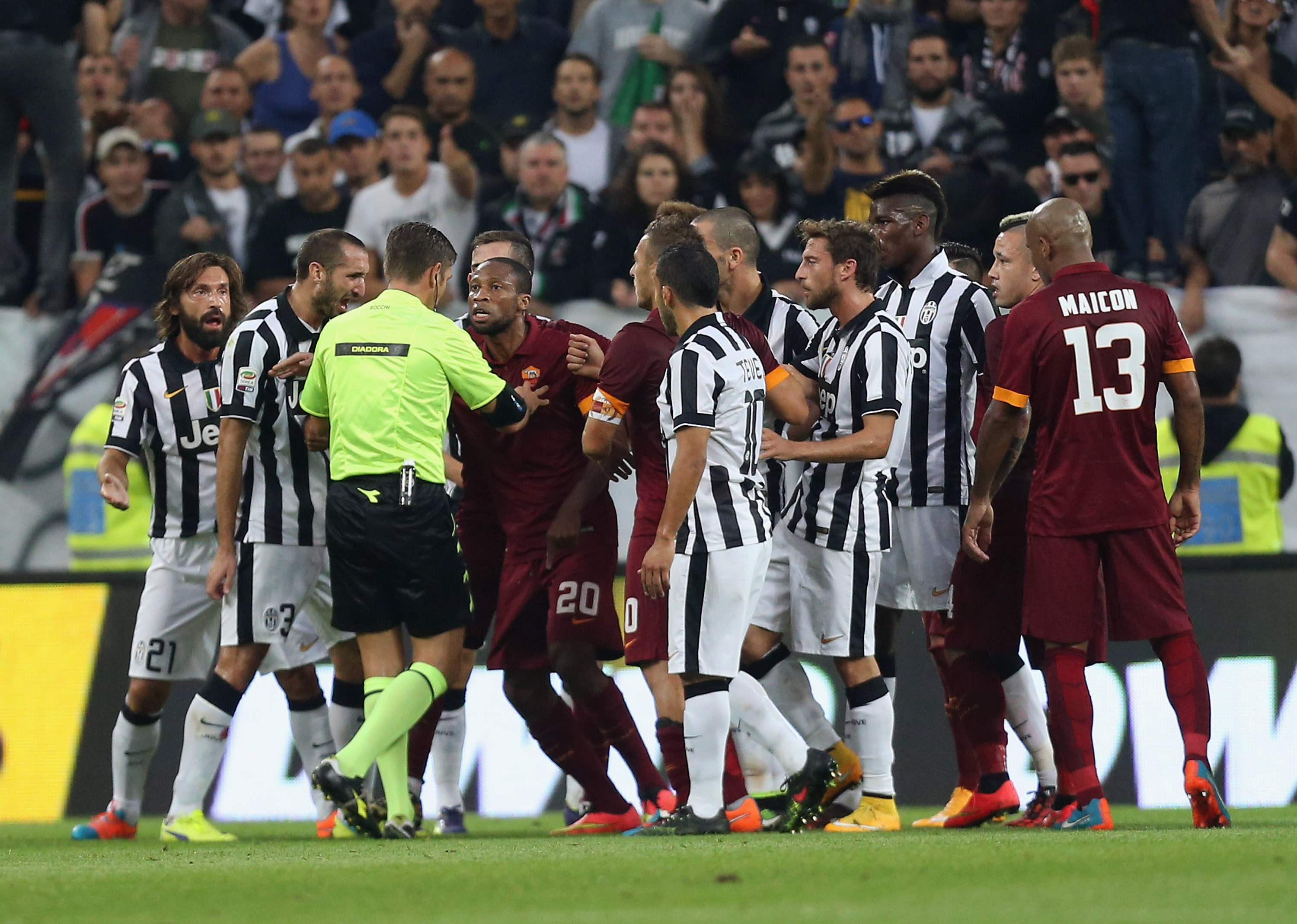 Gianluca Rocchi foi suspenso por um mês depois de sua arbitragem tumultuada no clássico entre Juventus e Roma