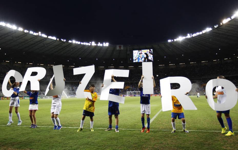 Torcedores mirins do Cruzeiro formam o nome do time com letras de papelão antes do jogo contra o Criciúma pelo Brasileirão - 9/11/2014