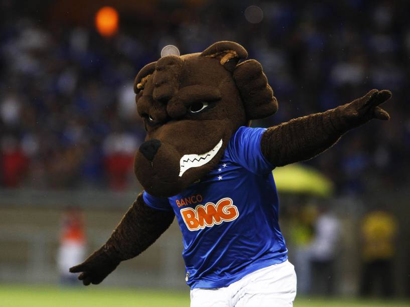 Mascote do Cruzeiro, a raposa, entra em campo antes do jogo contra o Criciúma - 9/11/2014