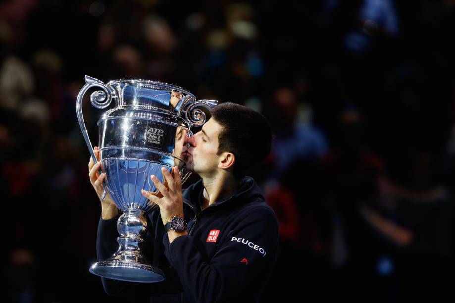 Djokovic beija o troféu de melhor jogador do mundo na temporada de 2014