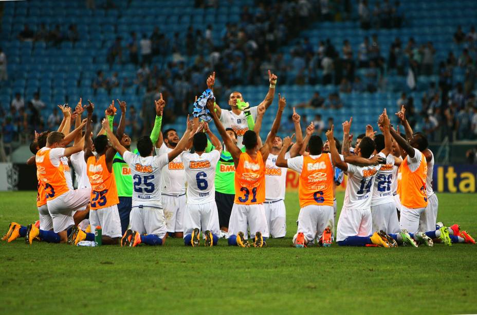 Jogadores do Cruzeiro fazem uma oração após o jogo contra o Grêmio, fora de casa, pelo Campeonato Brasileiro - 20/11/2014