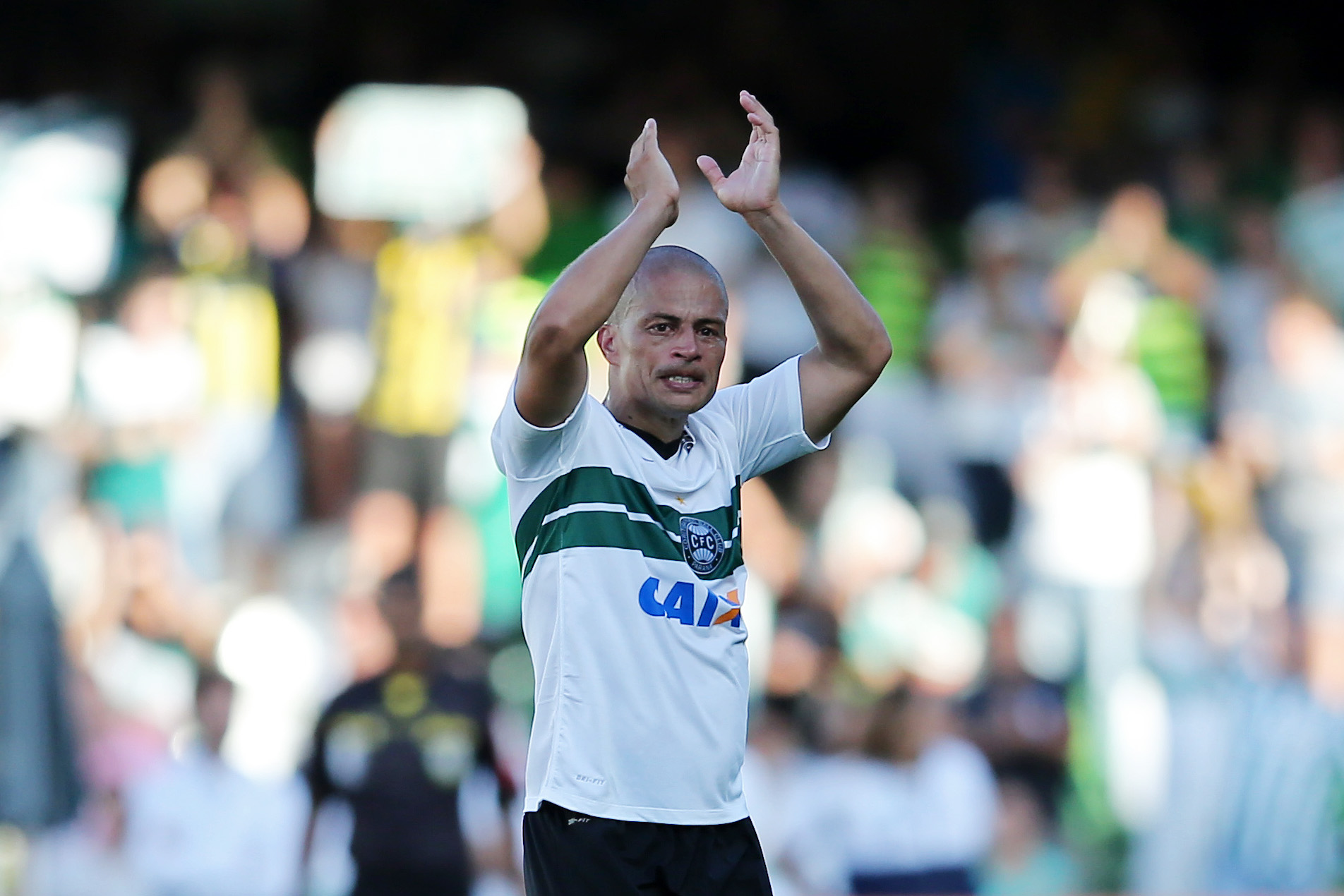 Alex foi substituído aos 44 do segundo tempo para receber o aplauso da torcida do Coritiba