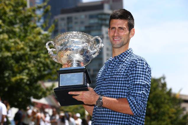 O tenista sérvio Novak Djokovic, campeão pela quinta vez do Aberto da Austrália, posou com o troféu na Universidade de Melbourne - 02/02/2015