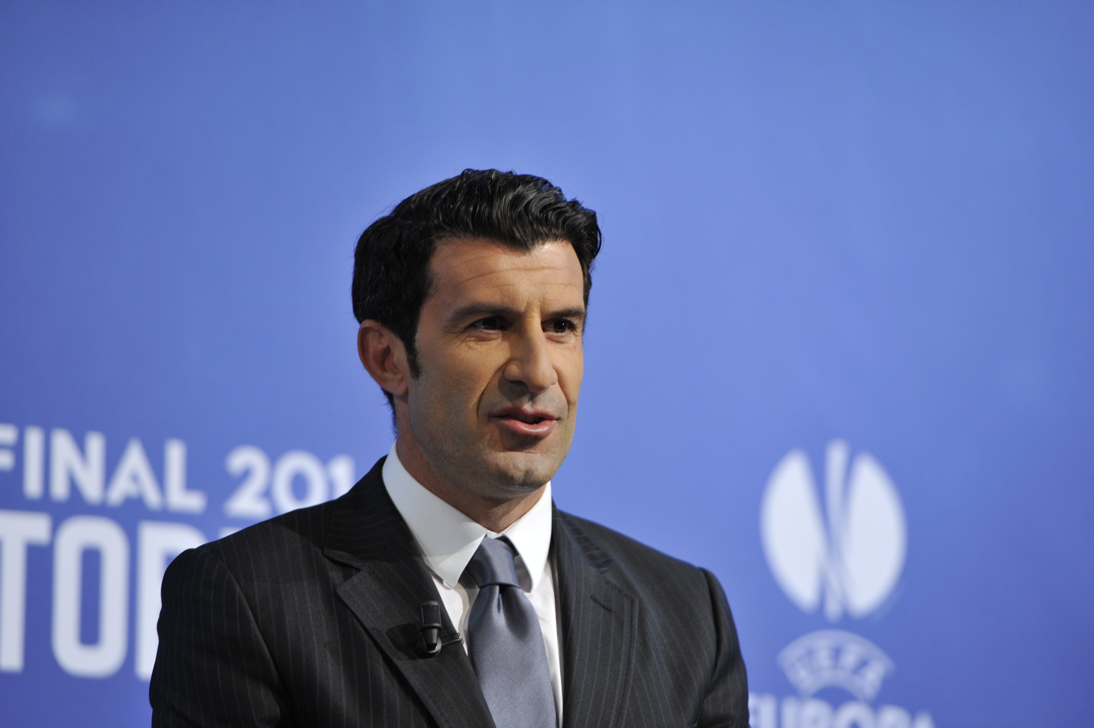 Ex-craque português Luis Figo surpreendeu ao anunciar sua candidatura à presidência da FIfa