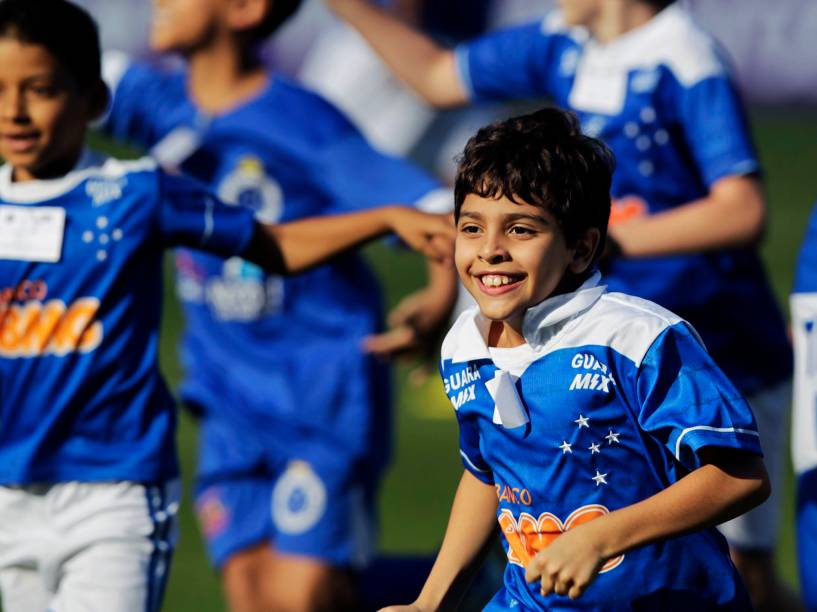 Pequeno torcedor do Cruzeiro entra em campo com outras crianças antes do jogo contra o São Paulo pelo Brasileirão - 27/4/2014