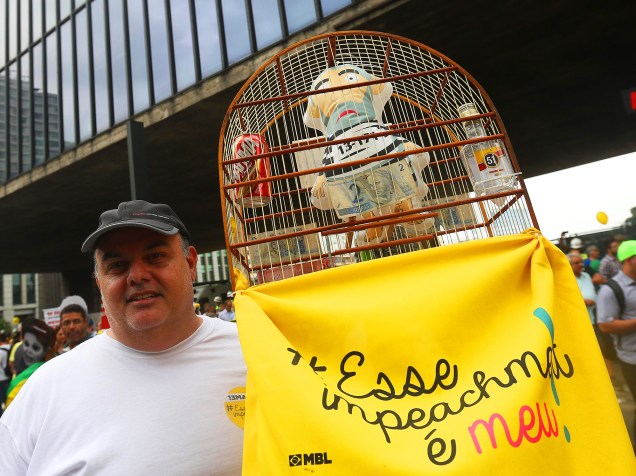 Protesto contra o governo de Dilma Rousseff, na Avenida Paulista, em São Paulo (SP), na tarde deste domingo (13)