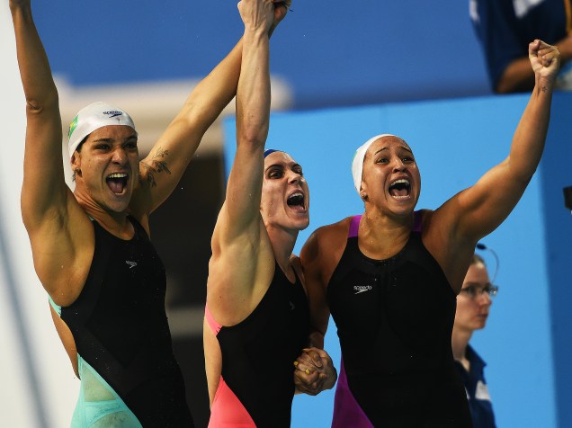 Equipe do revezamento 4x200 livre feminino comemora a prata nos Jogos Pan-Americanos de Toronto