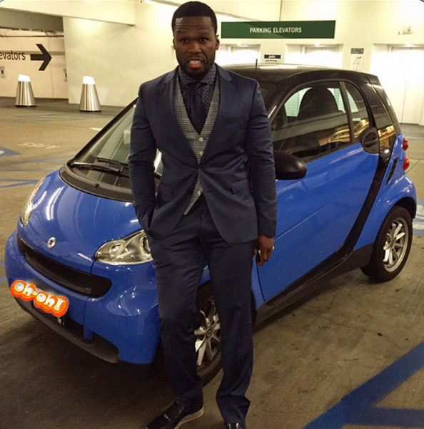 Rapper 50 Cent postou imagem com o carro Fortwo, da Smart, para ironizar as especulações quanto suas finanças. "Os tempos estão difíceis por aqui", legendou ele.