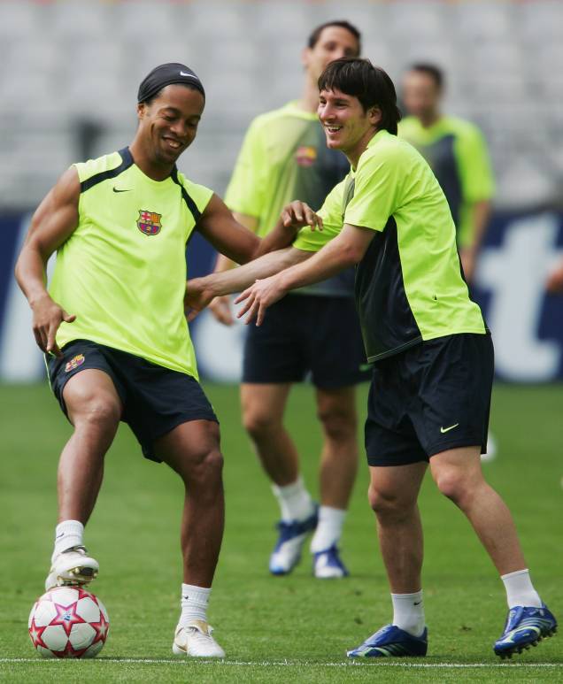 Ronaldinho Gaúcho e Messi durante treino do Barcelona em 2006