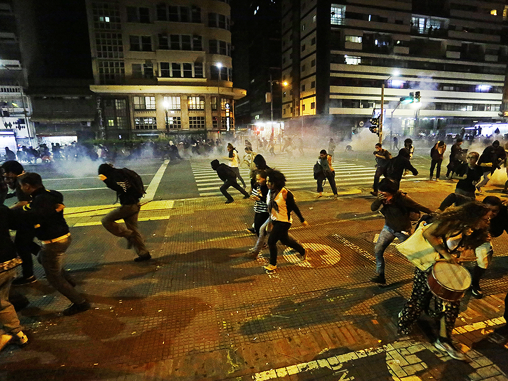 Tumulto entre manifestantes e policiais militares. Manifestação contra o aumento da tarifa do transporte público, o 5ª ato convocado pelo MPL (Movimento Passe Livre), em São Paulo (SP)