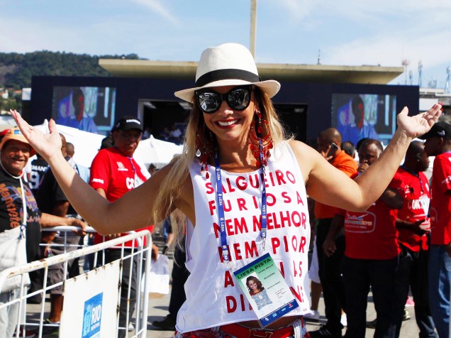 A Rainha de Bateria do Salgueiro, Viviane Araújo, durante a apuração dos resultados das escolas de samba do grupo especial do Carnaval 2016, no Sambódromo Marquês de Sapucaí, no Rio de Janeiro (RJ), nesta quarta-Feira (10).