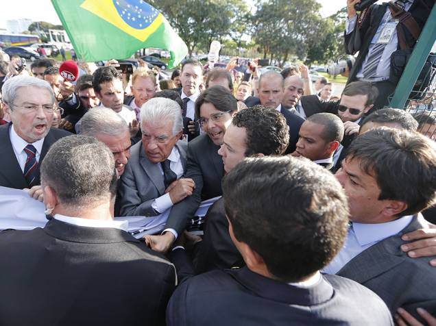 Deputados se manifestam contra a nomeação do ex-Presidente Lula como novo Ministro da Casa Civil, em Brasília, nesta tarde (16)