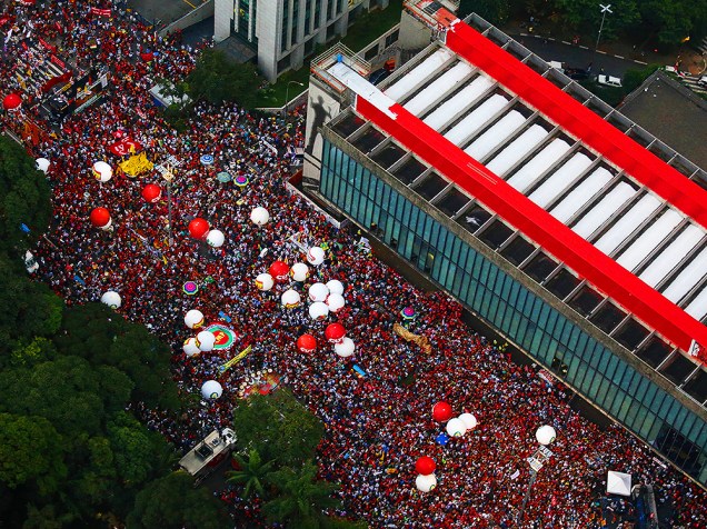 Protesto a favor do ex-presidente Lula, na Avenida Paulista, em São Paulo (SP), na tarde desta sexta-feira (18)